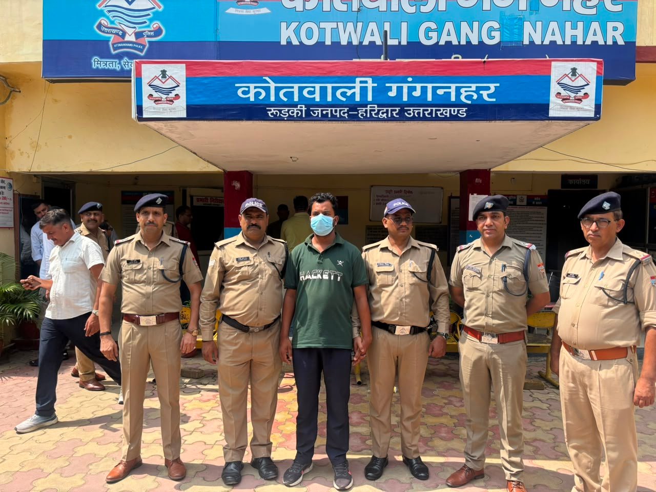 Gangnahar Police Team In Roorkee Haridwar With Arrested Double Murder Accused Vivek Alias Vicky